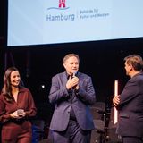 Hamburgs Kultursenator, Carsten Brosda, scherzte mit den Moderatoren auf der Bühne