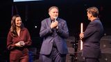 Hamburgs Kultursenator, Carsten Brosda, scherzte mit den Moderatoren auf der Bühne