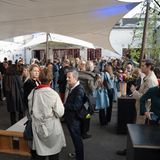 Bei angenehmen Temperaturen in sommerlichem Ambiente unterhielten sich die Gäste