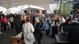 Bei angenehmen Temperaturen in sommerlichem Ambiente unterhielten sich die Gäste
