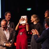 Ihre verdienten Preise nahmen die Journalistinnen und Journalisten auf der Bühne entgegen