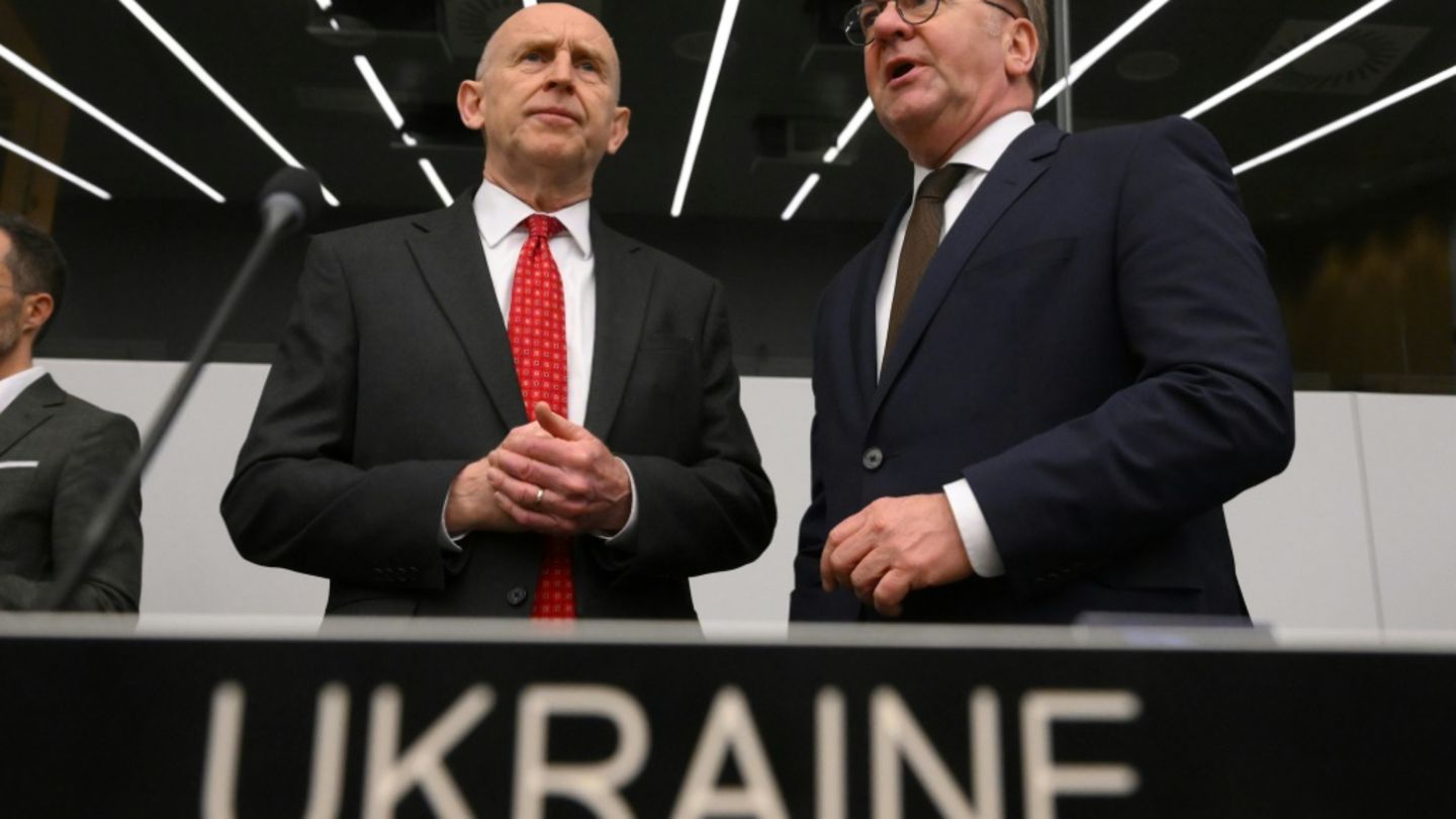 Healey und Pistorius bei einem Treffen im April in Brüssel