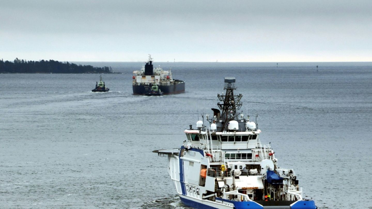 Ein Schiff der finnische Küstenwache eskortiert einen Tanker