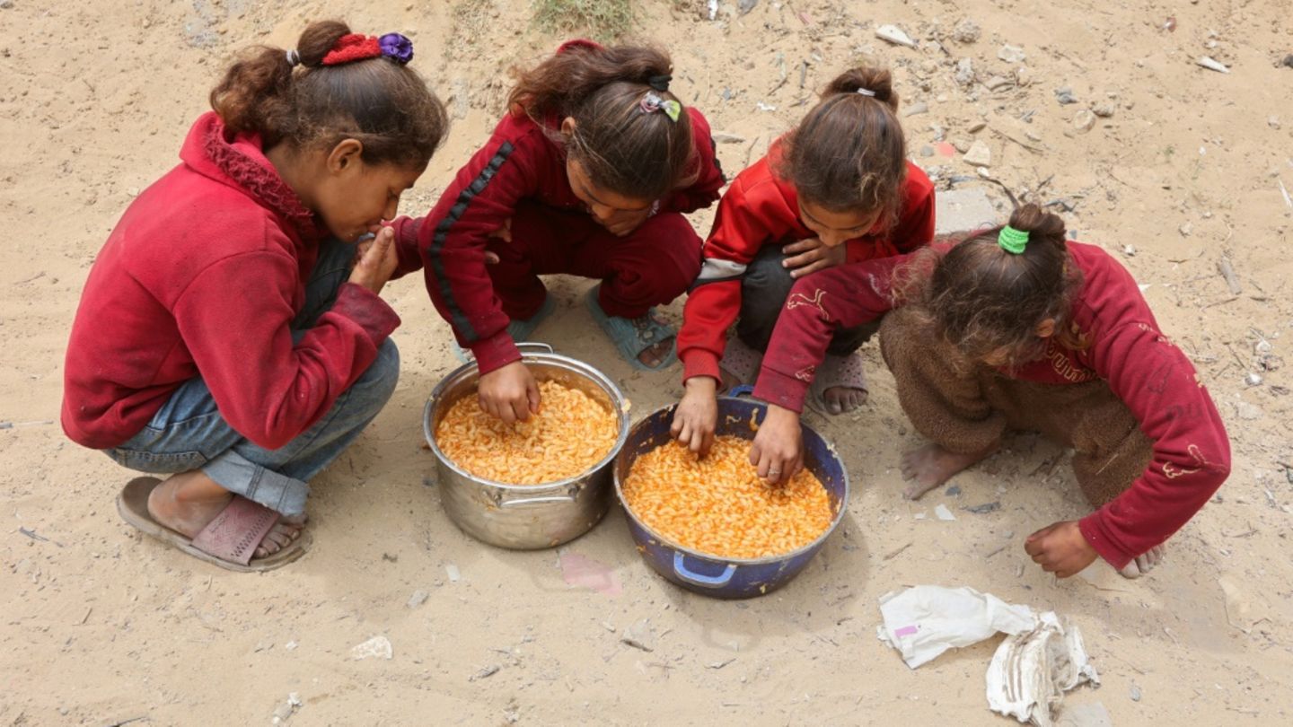Palästinensische Mädchen im Gazastreifen essen etwas