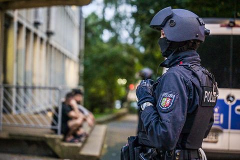Angriffe auf Flüchtlingsheime: Ein SEK-Beamter vor einer Unterkunft