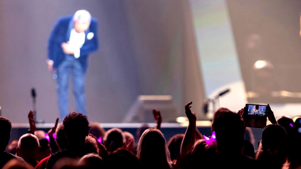 Roland Kaiser verbeugt sich vor dem Publikum in Berlin, am 14.05.2025