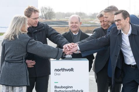 Olaf Scholz, Robert Habeck, Daniel Günther und Northvolt-Manager drücken auf einen Knopf, der den Baustart in Heide symbolisiert