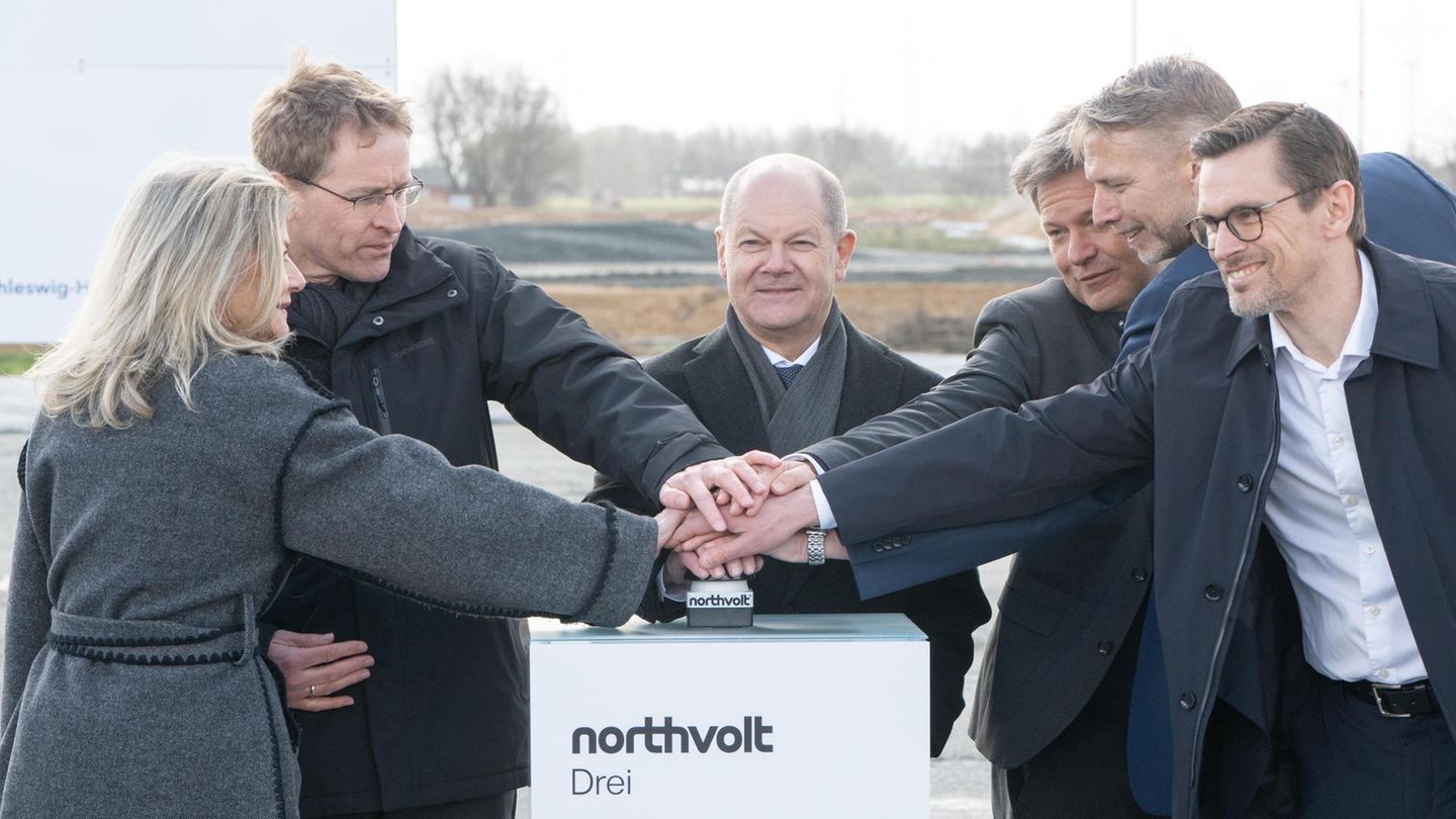 Olaf Scholz, Robert Habeck, Daniel Günther und Northvolt-Manager drücken auf einen Knopf, der den Baustart in Heide symbolisiert