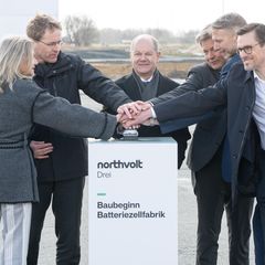 Olaf Scholz, Robert Habeck, Daniel Günther und Northvolt-Manager drücken auf einen Knopf, der den Baustart in Heide symbolisiert