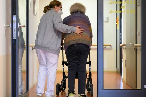 Frau mit Pflegerin in einem Heim in Stuttgart