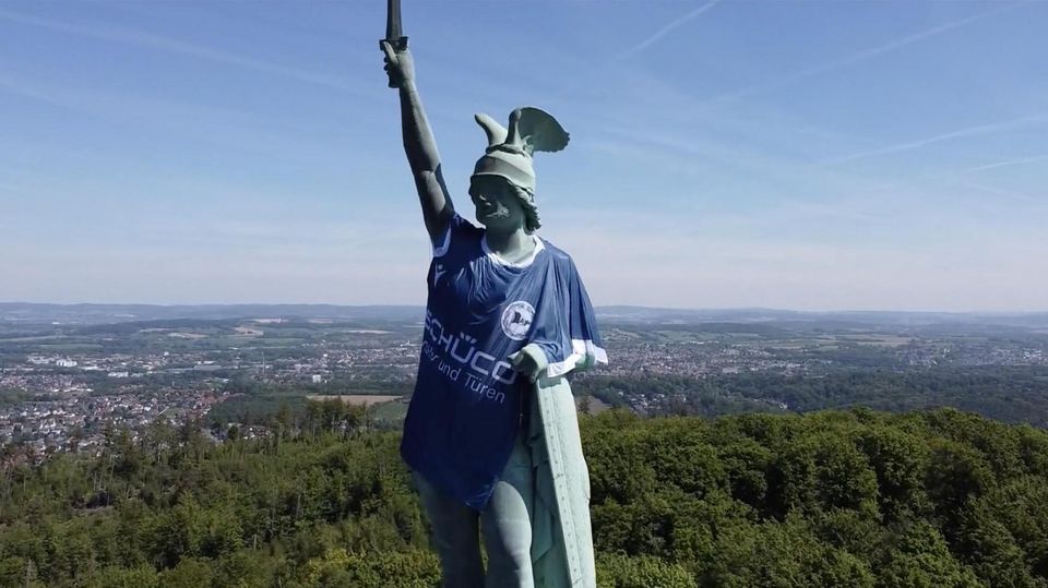 "Das geht in die Geschichte ein": Hermannsdenkmal trägt nun XXL-Arminia-Trikot Zum DFB-Pokalfinale trägt das Herrmannsdenkmal ein übergroßes Arminia-Trikot