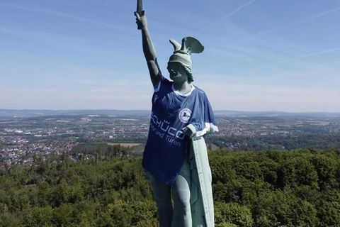 Zum DFB-Pokalfinale trägt das Herrmannsdenkmal ein übergroßes Arminia-Trikot