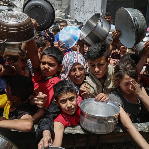 Gazastreifen: Menschen mit leeren Kochtöpfen in Jabalia