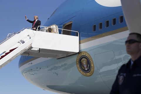 US-Präsident Donald Trump steigt aus der Air Force One und winkt