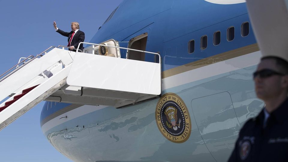 "Sorge mich um Sicherheit": US-Senatoren reagieren empört auf Katar-Geschenk US-Präsident Donald Trump steigt aus der Air Force One und winkt