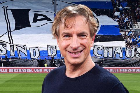 Ingolf Lück vor der Fankurve von Arminia Bielefeld