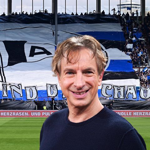 Ingolf Lück vor der Fankurve von Arminia Bielefeld