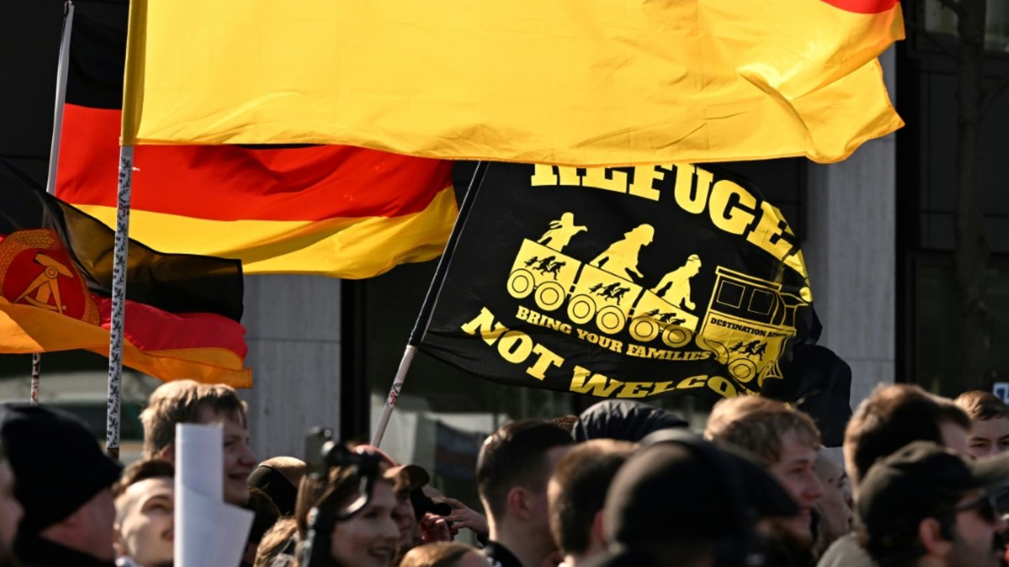 Eine Flagge mit der Aufschrift "Refugees Not Welcome" (Flüchtlinge nicht willkommen") auf einer Demonstration in Berlin 2025