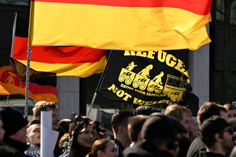 Eine Flagge mit der Aufschrift "Refugees Not Welcome" (Flüchtlinge nicht willkommen") auf einer Demonstration in Berlin 2025
