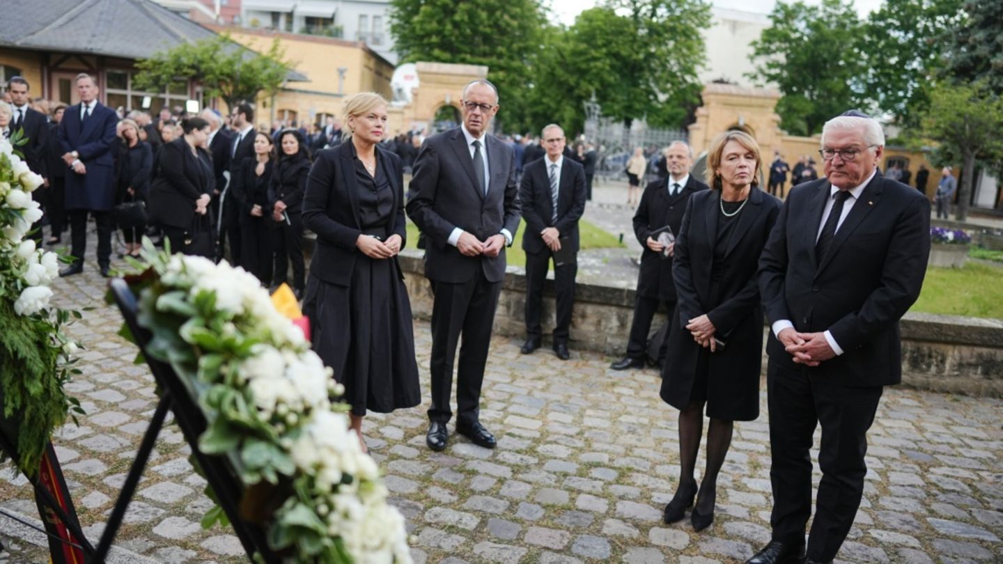 Steinmeier, Merz und Klöckner auf dem Friedhof Weissensee