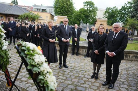 Steinmeier, Merz und Klöckner auf dem Friedhof Weissensee