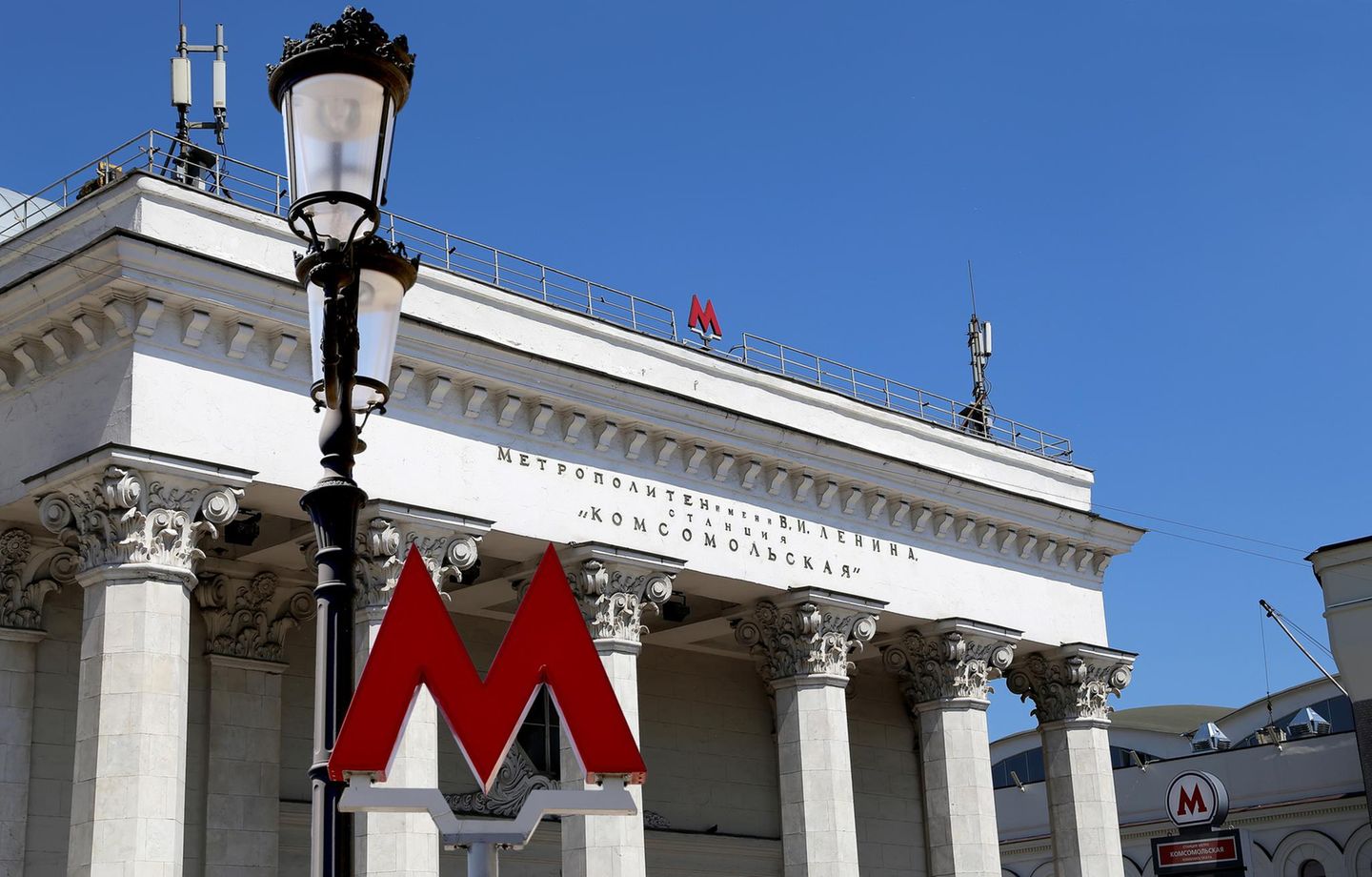 Das M weist den Weg Weißes Säulenportal mit den großen roten Buchstaben "M", Eingang zu einer Metro in Moskau