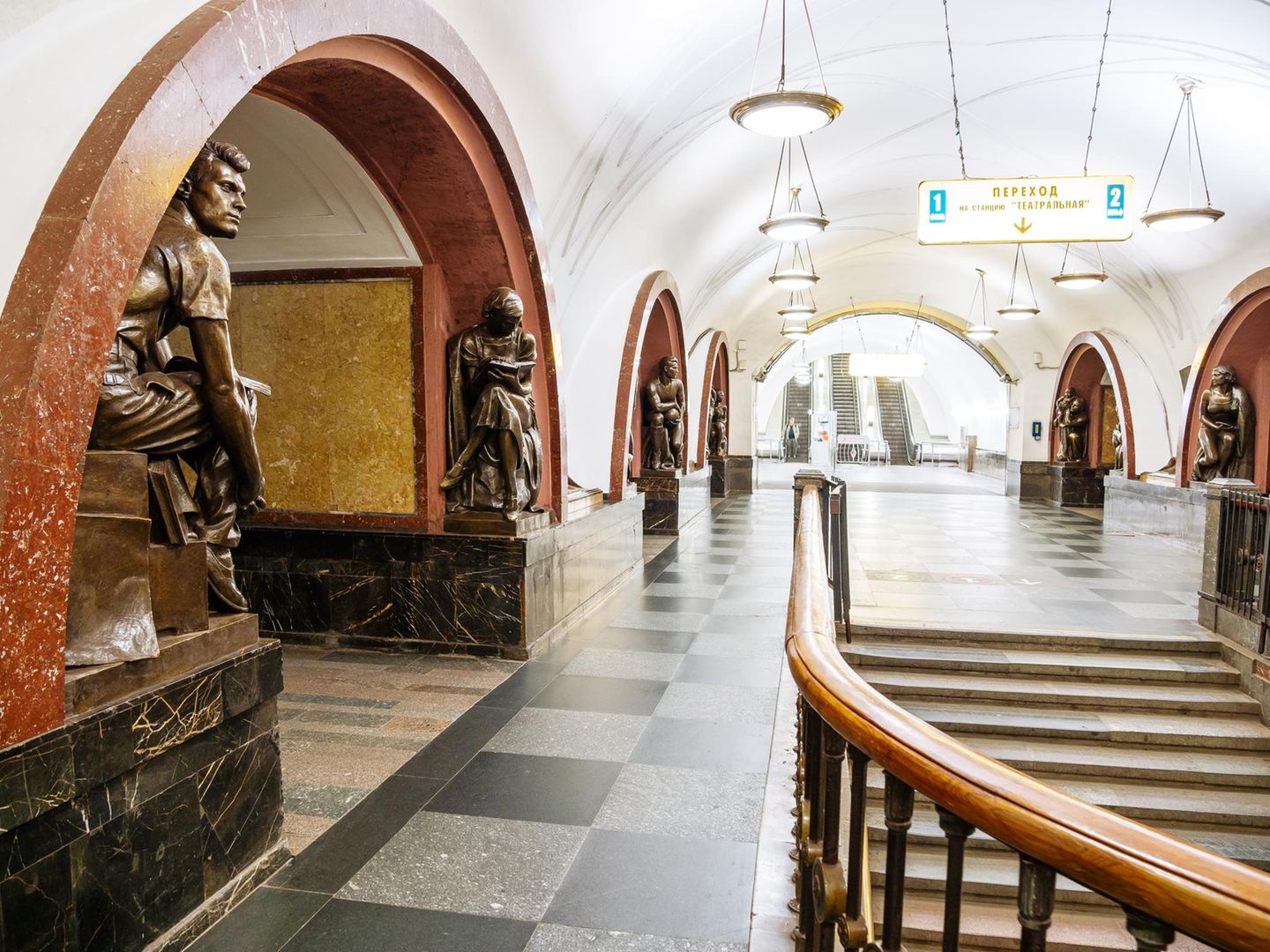 Die Hoffnung auf das Glück Bahnsteighalle mit Treppen, Kronleuchtern und von Statuen gesäumten, steinernen Rundbögen