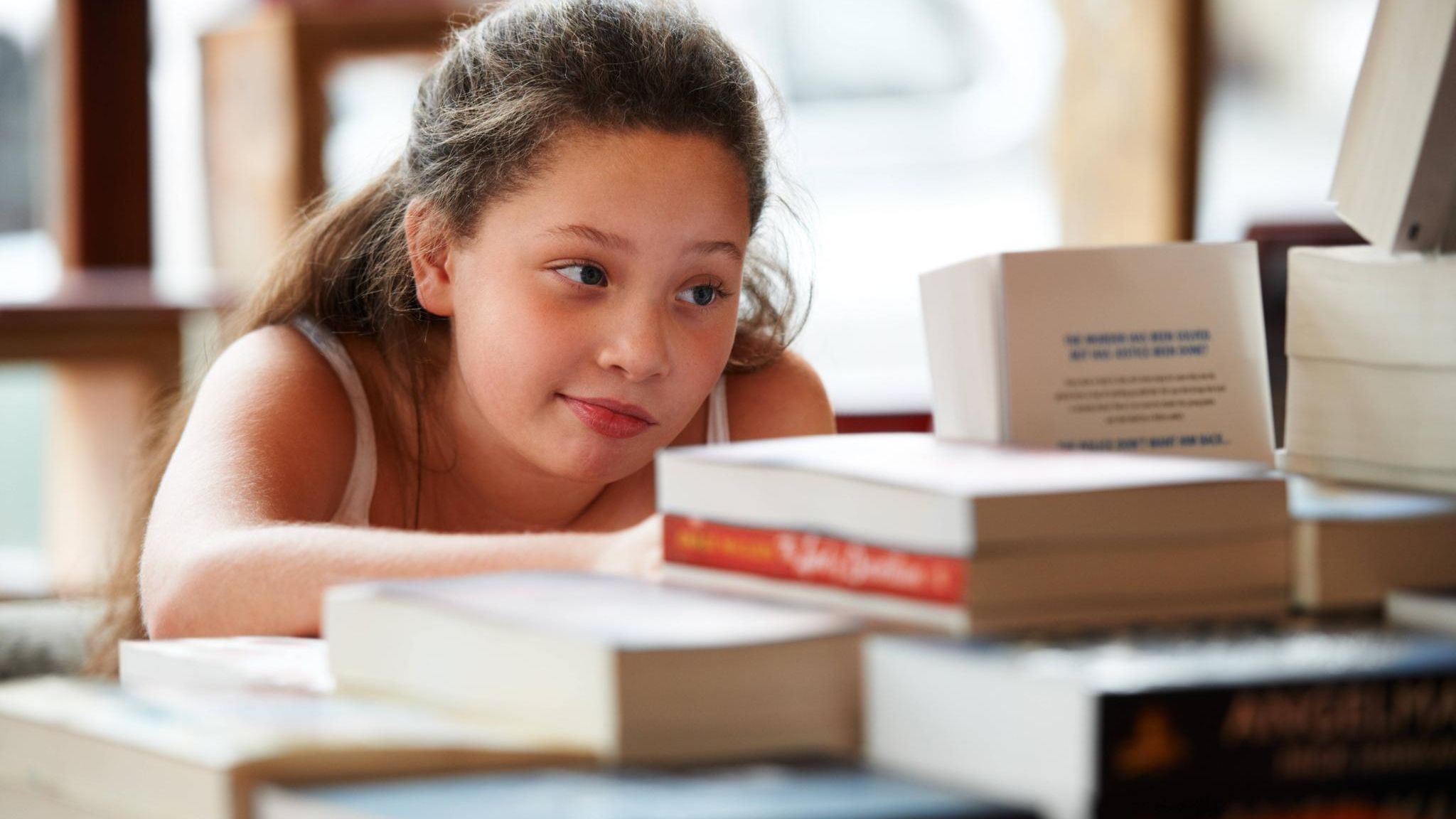 Mehrsprachiges Mädchen liest Buch