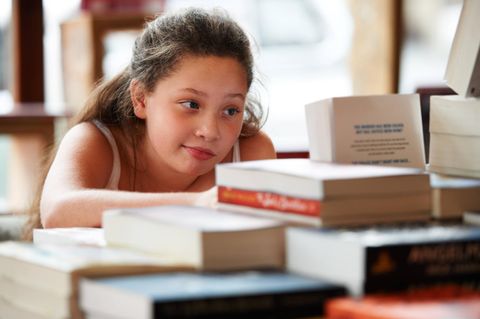 Mehrsprachiges Mädchen liest Buch