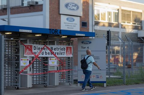 Protest im Ford-Werk in Köln: Mitarbeiter streiken erstmals in der Geschichte der Fabrik. Die neuen E-Autos sind gefloppt, es droht ein harter Stellenabbau