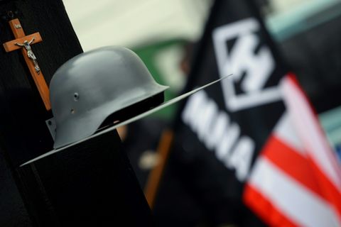 Wehrmachtshelm bei rechtsextremer Veranstaltung in Ungarn