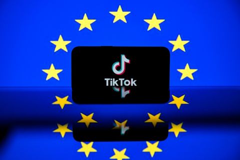 Tiktok-Logo vor EU-Fahne