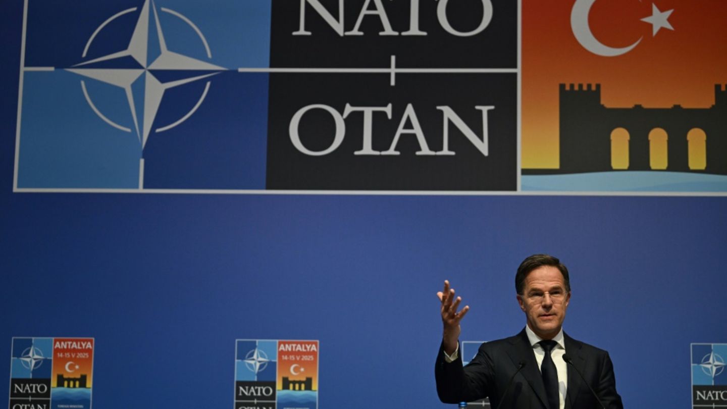 Rutte vor der Presse in Antalya