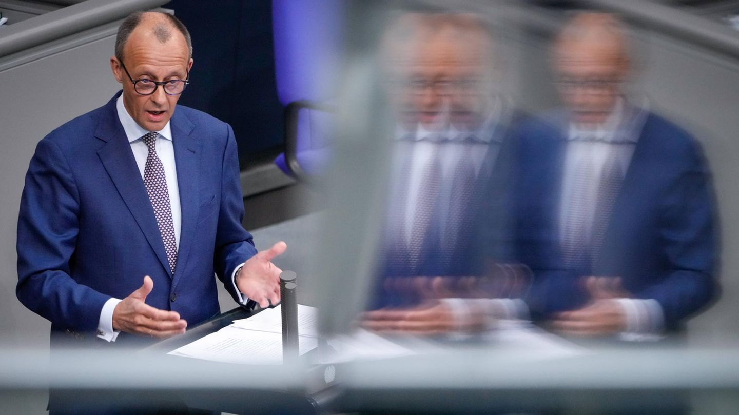 Friedrich Merz steht während seiner ersten Regierungserklärung hinter dem Rednerpult im Plenarsaal