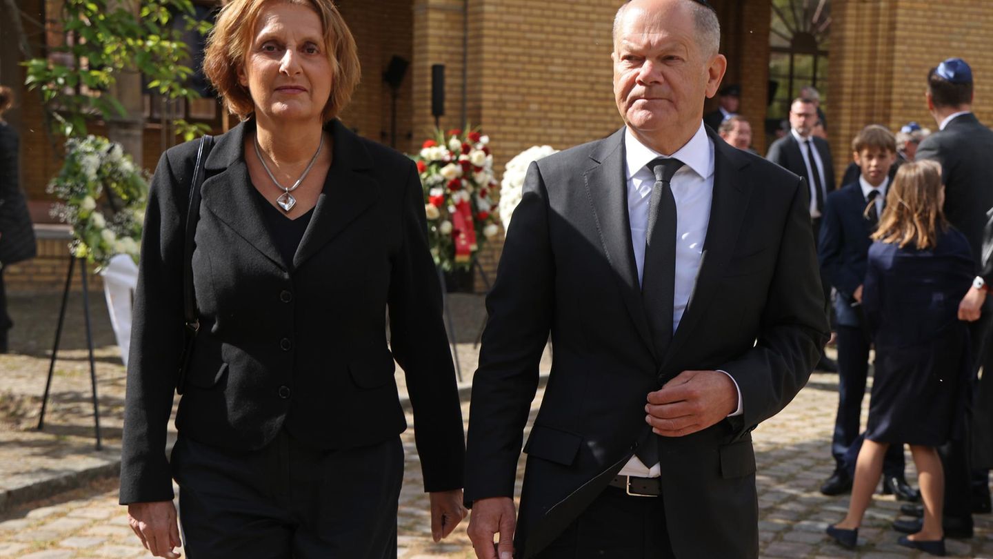 Olaf Scholz und Britta Ernst bei der Beerdigung von margot Friedländer