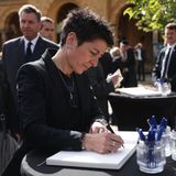 Moderatorin Dunja Hayali trägt sich in das Kondolenzbuch ein