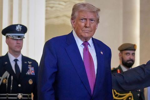 Scheich Mohammed bin Sajid Al Nahjan, begrüßt US-Präsident Donald Trump in Abu Dhabi