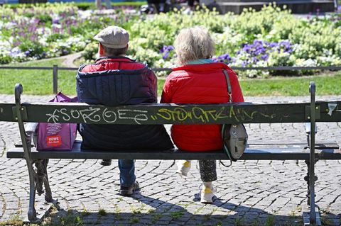 Rentner sitzen auf einer Bank