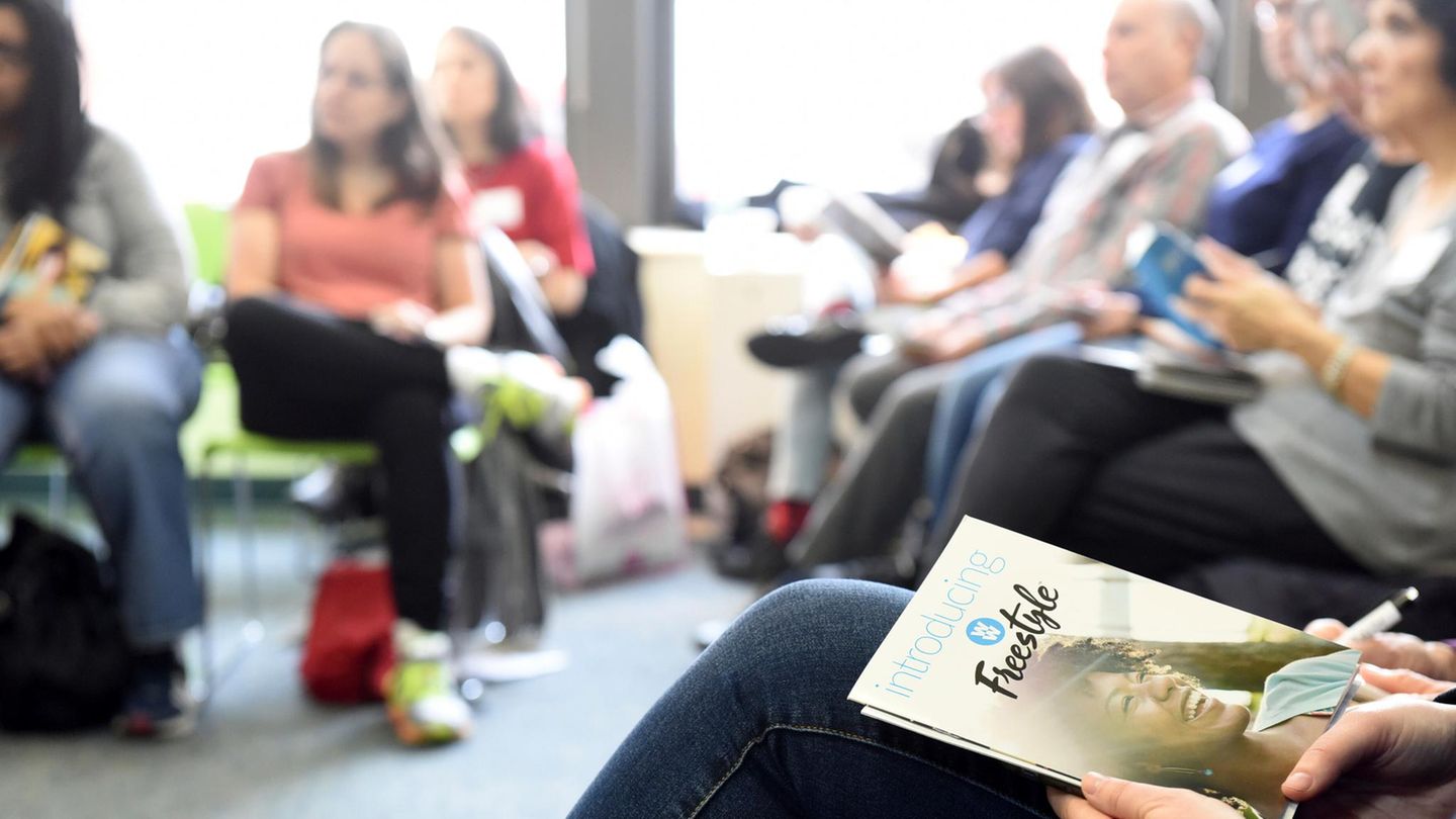 Besucherinnen eines Weight-Watchers-Gruppentreffen