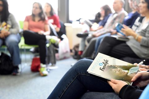 Besucherinnen eines Weight-Watchers-Gruppentreffen