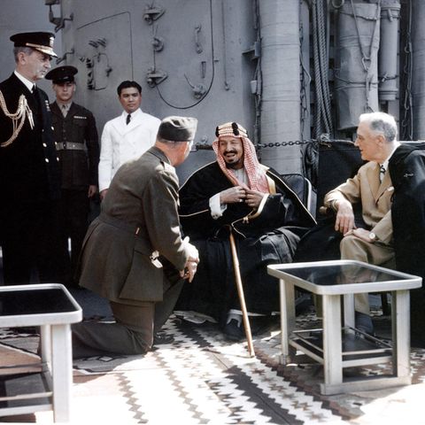 Der saudische König Abd al-Aziz (Mitte) und US-Präsident Franklin D. Roosevelt (rechts) an Bord der "USS Quincy"