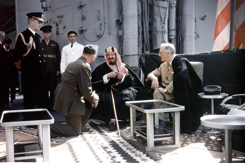 Der saudische König Abd al-Aziz (Mitte) und US-Präsident Franklin D. Roosevelt (rechts) an Bord der "USS Quincy"