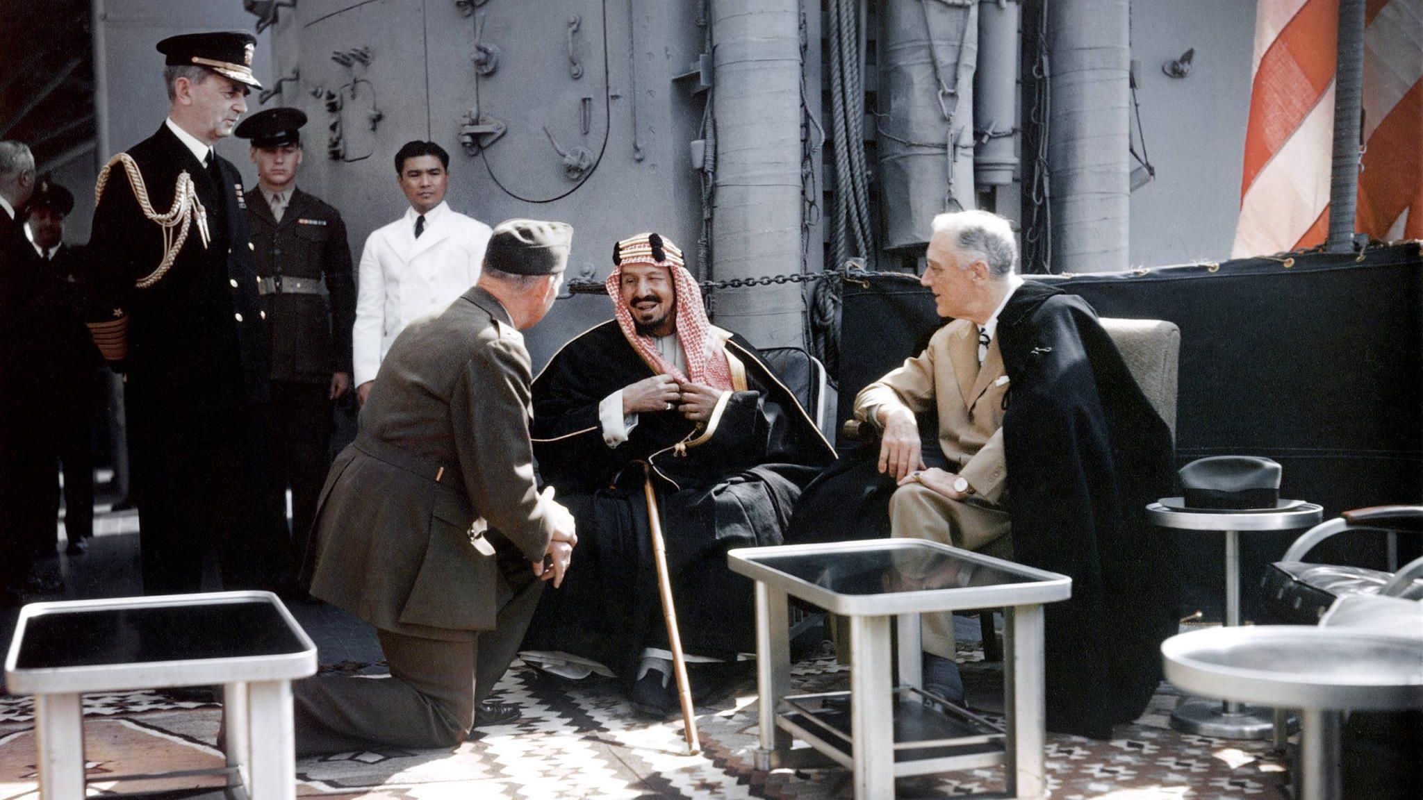 Der saudische König Abd al-Aziz (Mitte) und US-Präsident Franklin D. Roosevelt (rechts) an Bord der "USS Quincy"