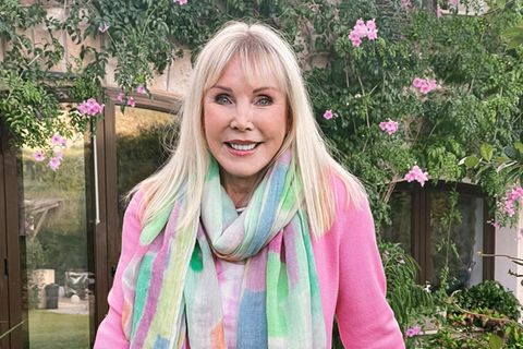Heike Maurer in pinkfarberbener Jacke und mit Schal auf Mallorca, wo sie lebt