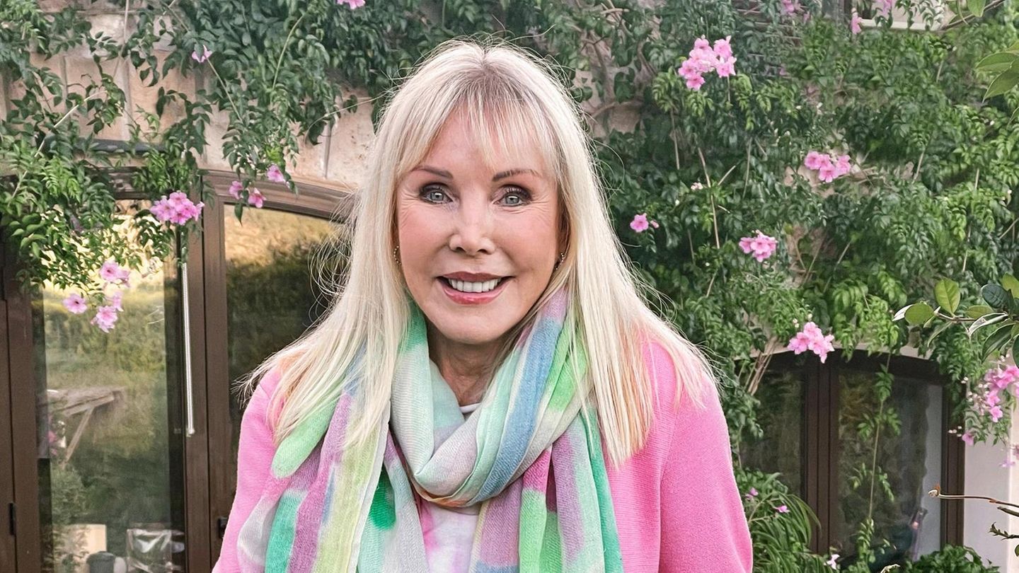 Heike Maurer in pinkfarberbener Jacke und mit Schal auf Mallorca, wo sie lebt