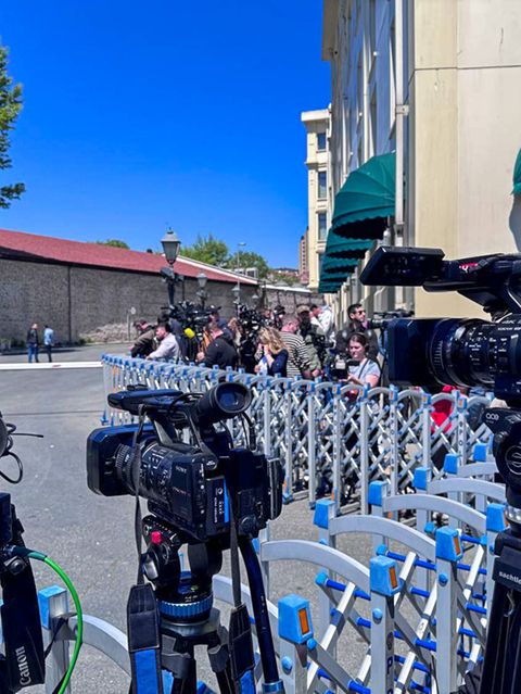 Medienvertreter warten in Istanbul auf Neuigkeiten aus den Verhandlungen zwischen Russland und der Ukraine