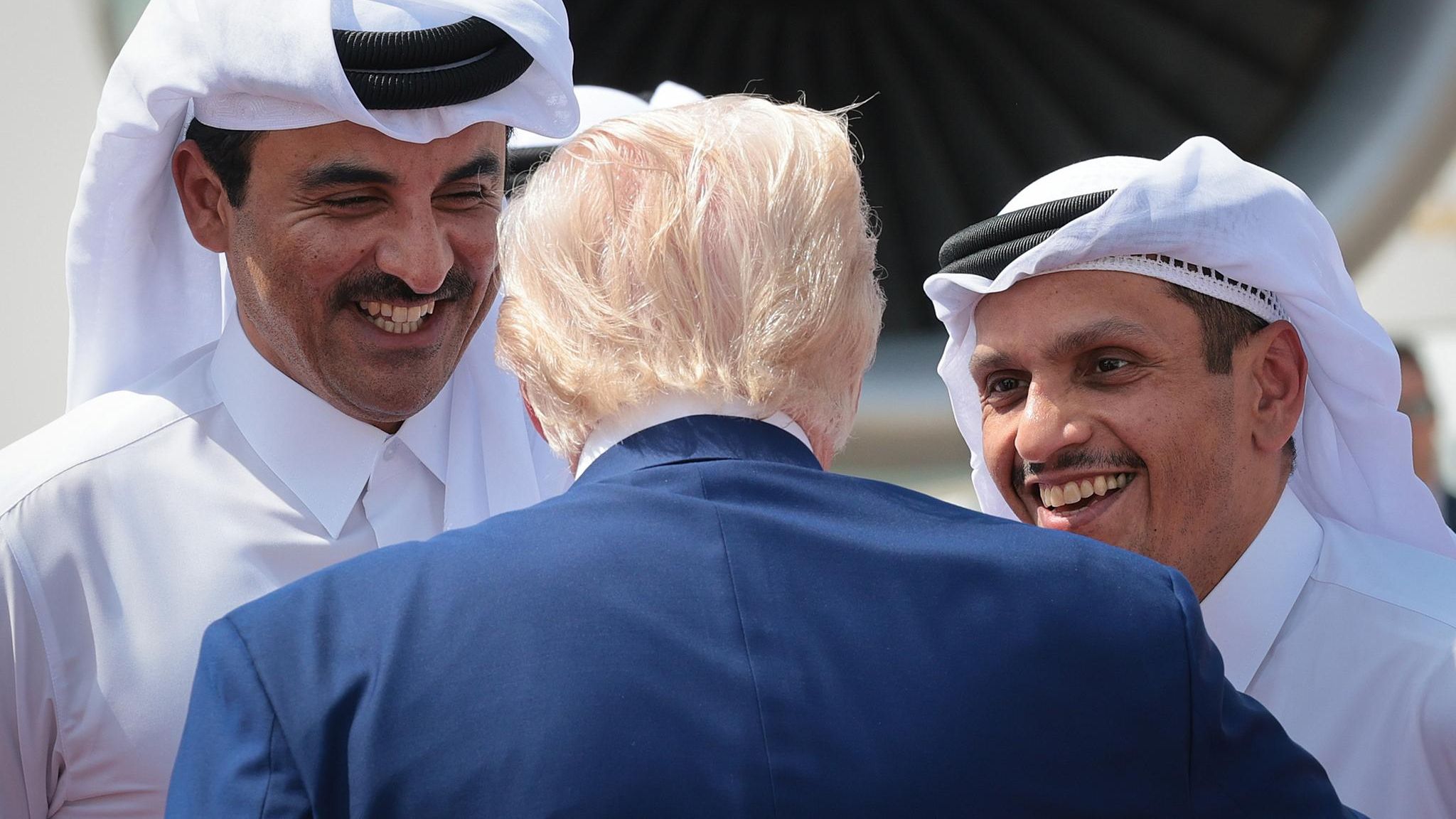 Donald Trump mit dem Emir und dem Premierminister von Katar