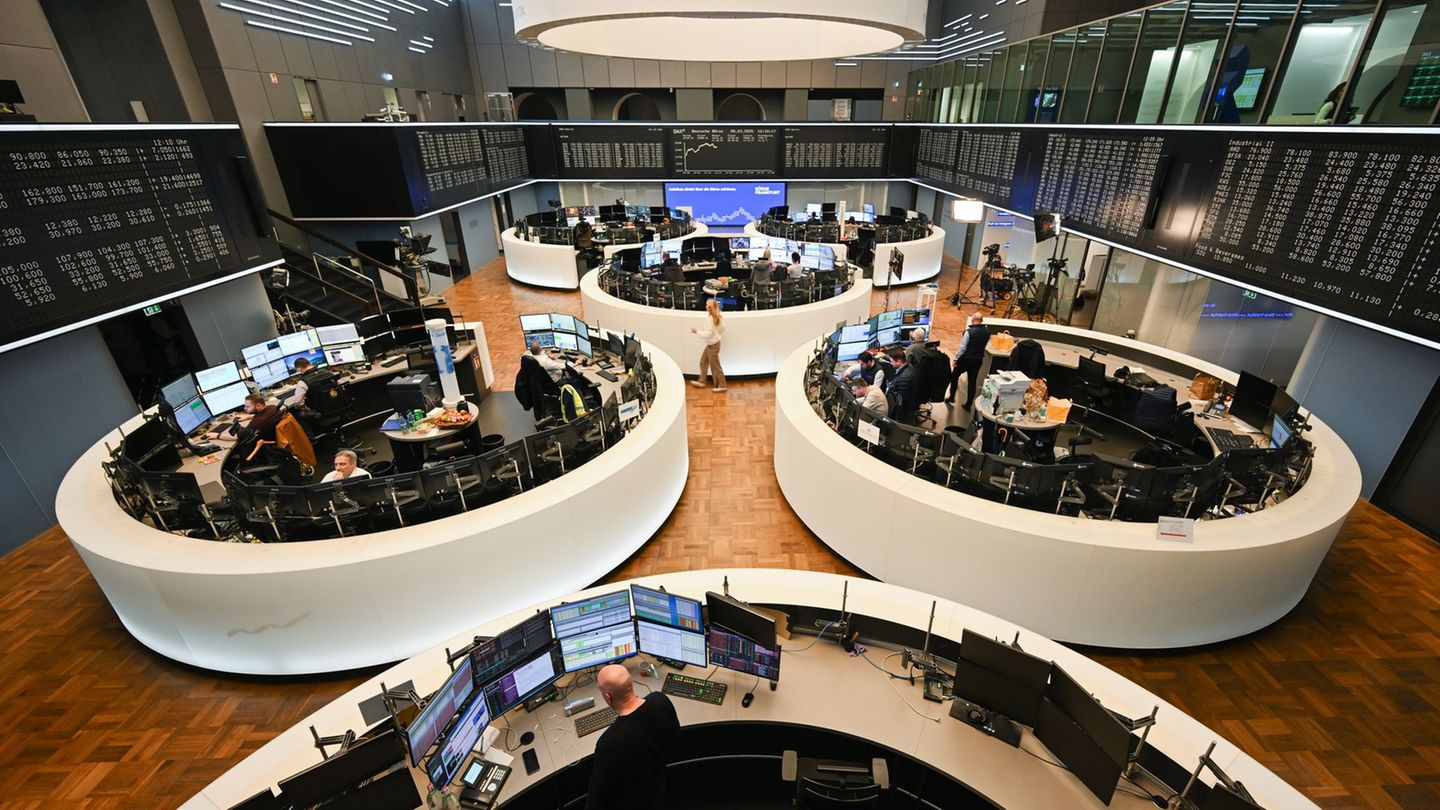 Economic doldrums: DAX companies make significantly less profit