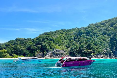 Touristenboote ankern vor den traumhaften Stränden der Similan Islands im Süden von Thailand