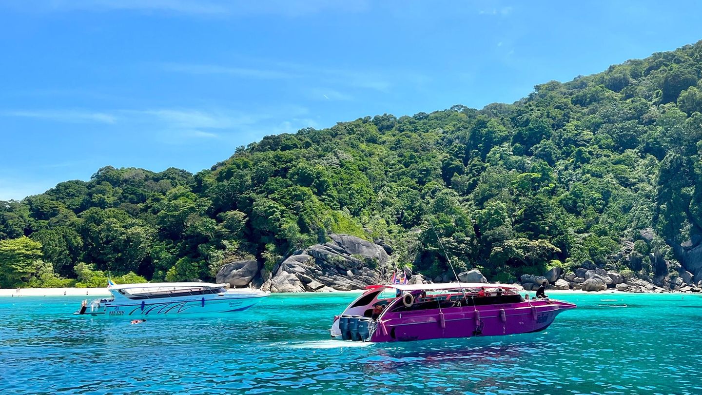 Touristenboote ankern vor den traumhaften Stränden der Similan Islands im Süden von Thailand